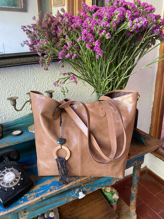 Cartera paulina cuero barquillo.