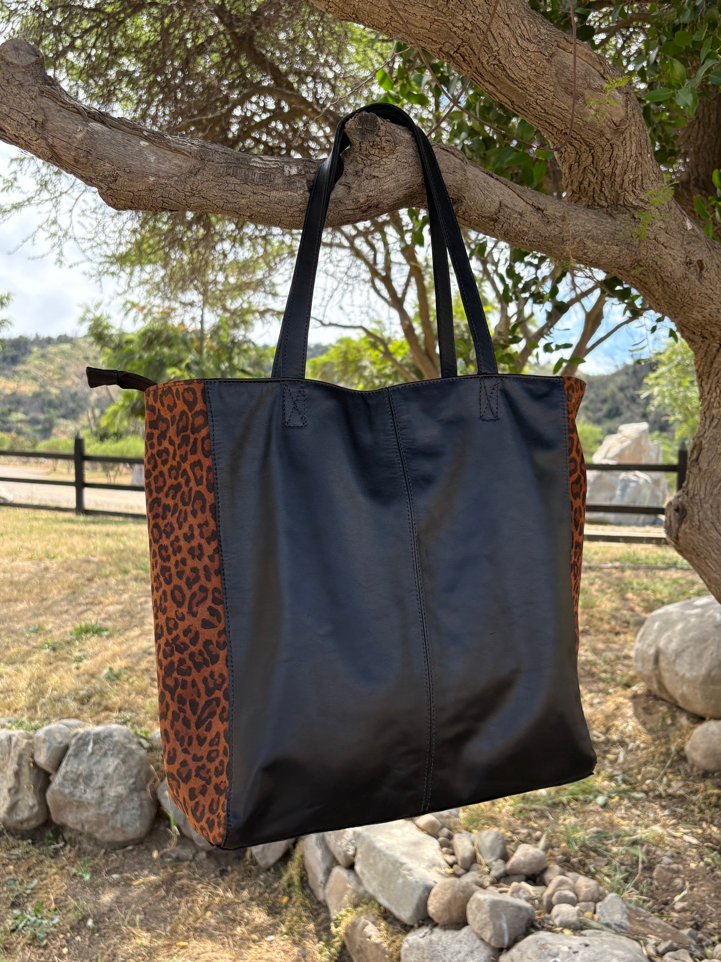 Cartera Sophia cuero negro y animal print